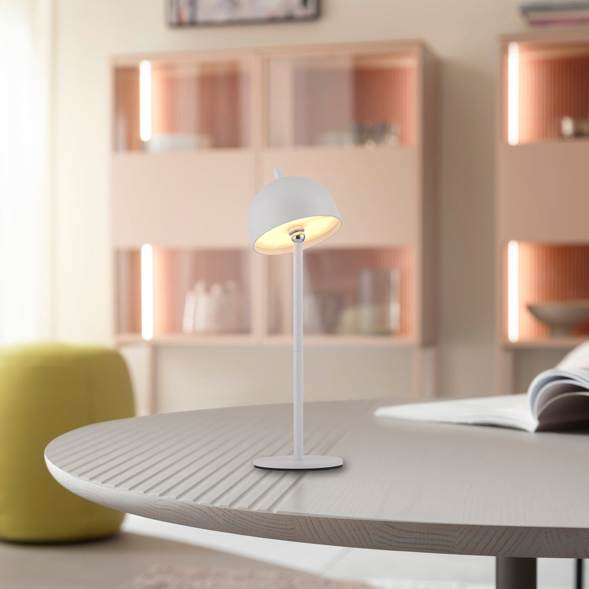 Mise en ambiance : lampe allumée posée sur table basse dans un salon