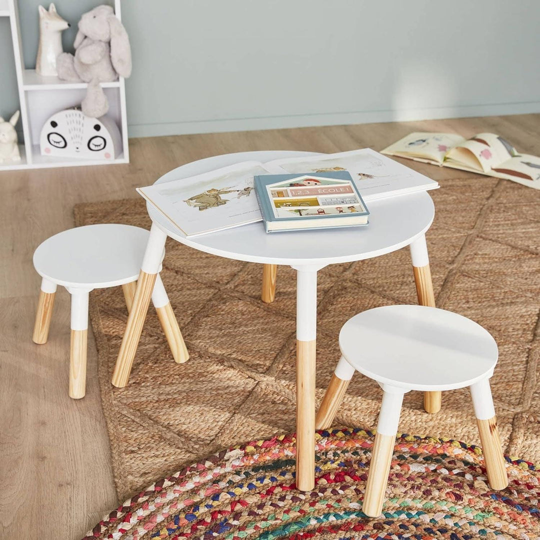 Alice'S Home - Table Ronde Pour Enfants. Deux Tabourets Tobias - Pin Et MDF - Ø55 X H43CM | Designix - Amazon    - https://designix.fr/