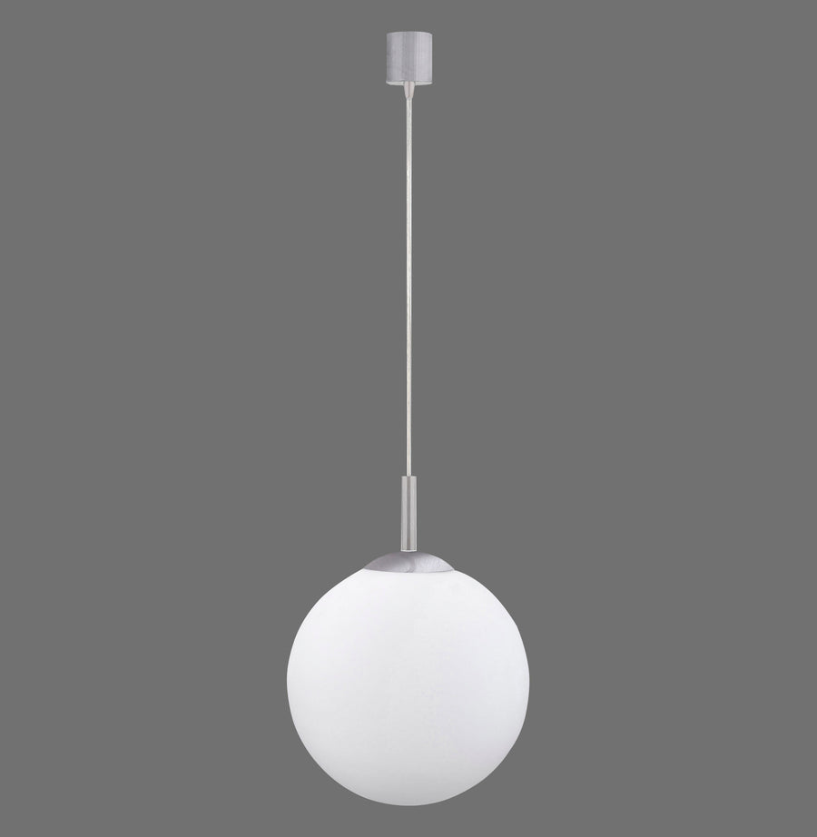 Suspension boule en verre blanc opalin et finition argentée, vue de face sur fond gris.