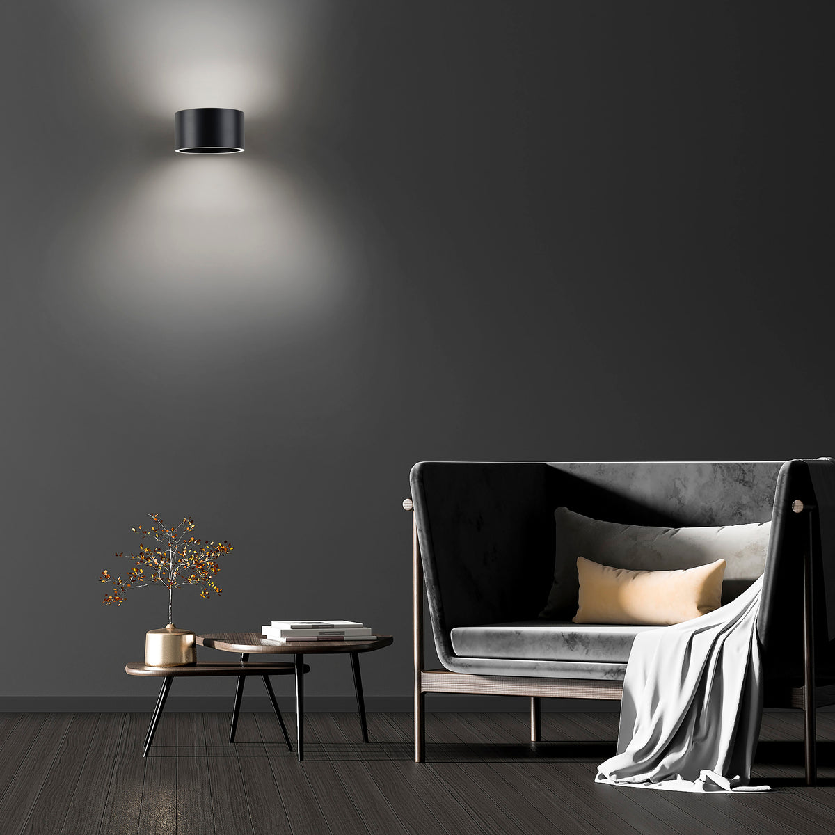 Mise en ambiance : applique murale noire éclairant un mur sombre au-dessus d'un canapé.