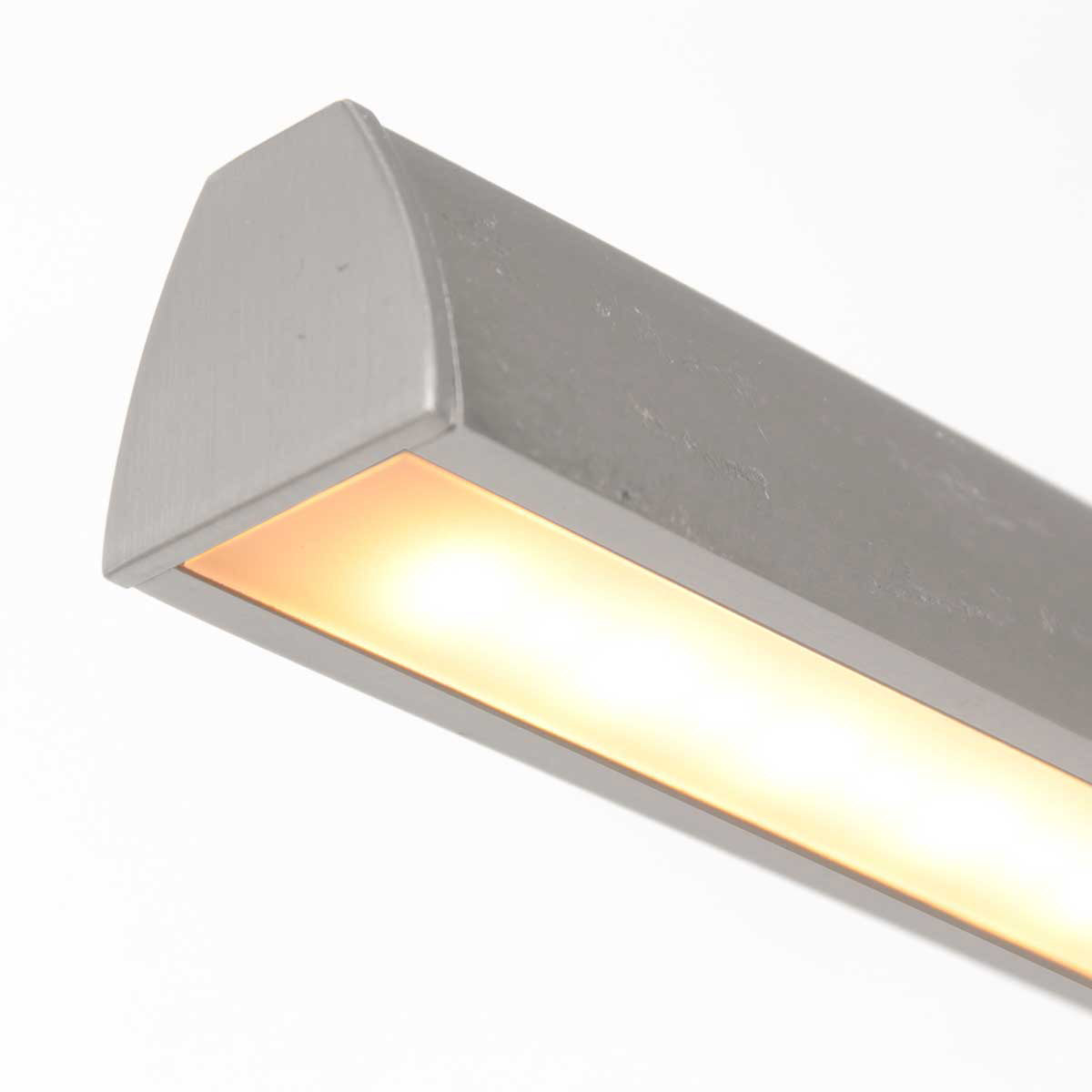 Détail de la lumière chaude de la suspension barre LED acier