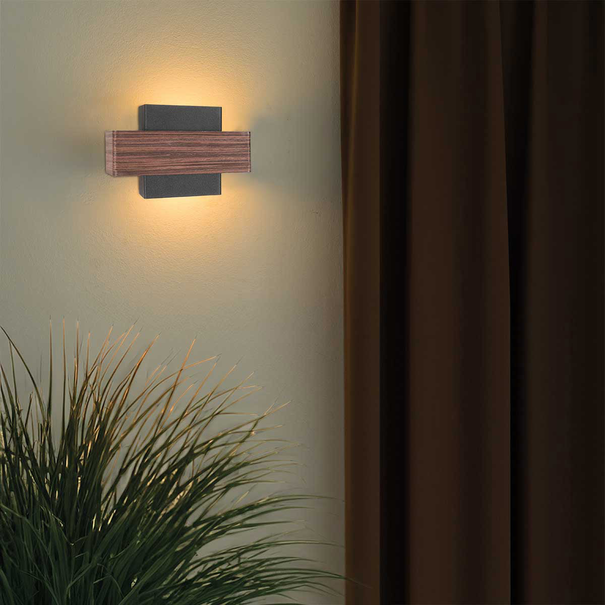 Applique murale Muro aspect bois installée au mur, double faisceau de lumière chaude – Designix.fr