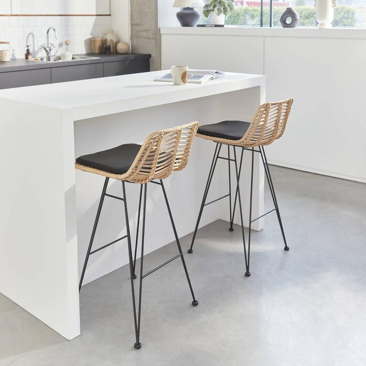 Alice'S Home - Deux Tabourets De Bar En Rotin Naturel Et Métal. Coussins Noirs - Cahya | Designix - Amazon    - https://designix.fr/