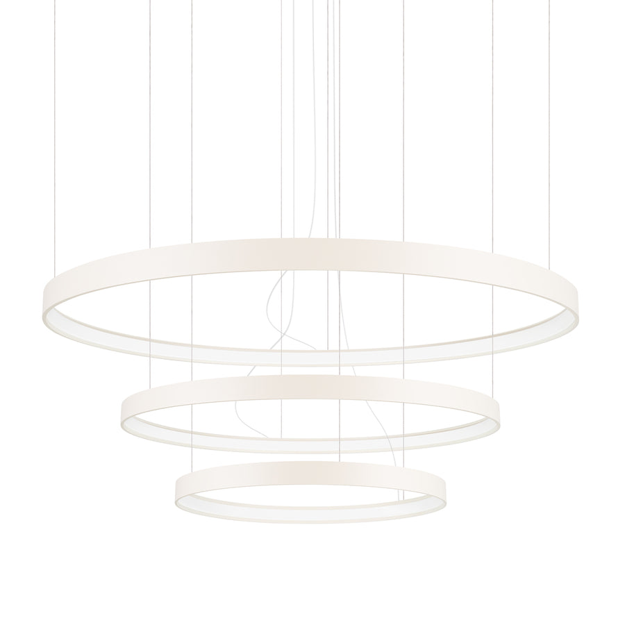 Lustre trois anneaux blancs concentriques suspendus, vue de face sur fond neutre