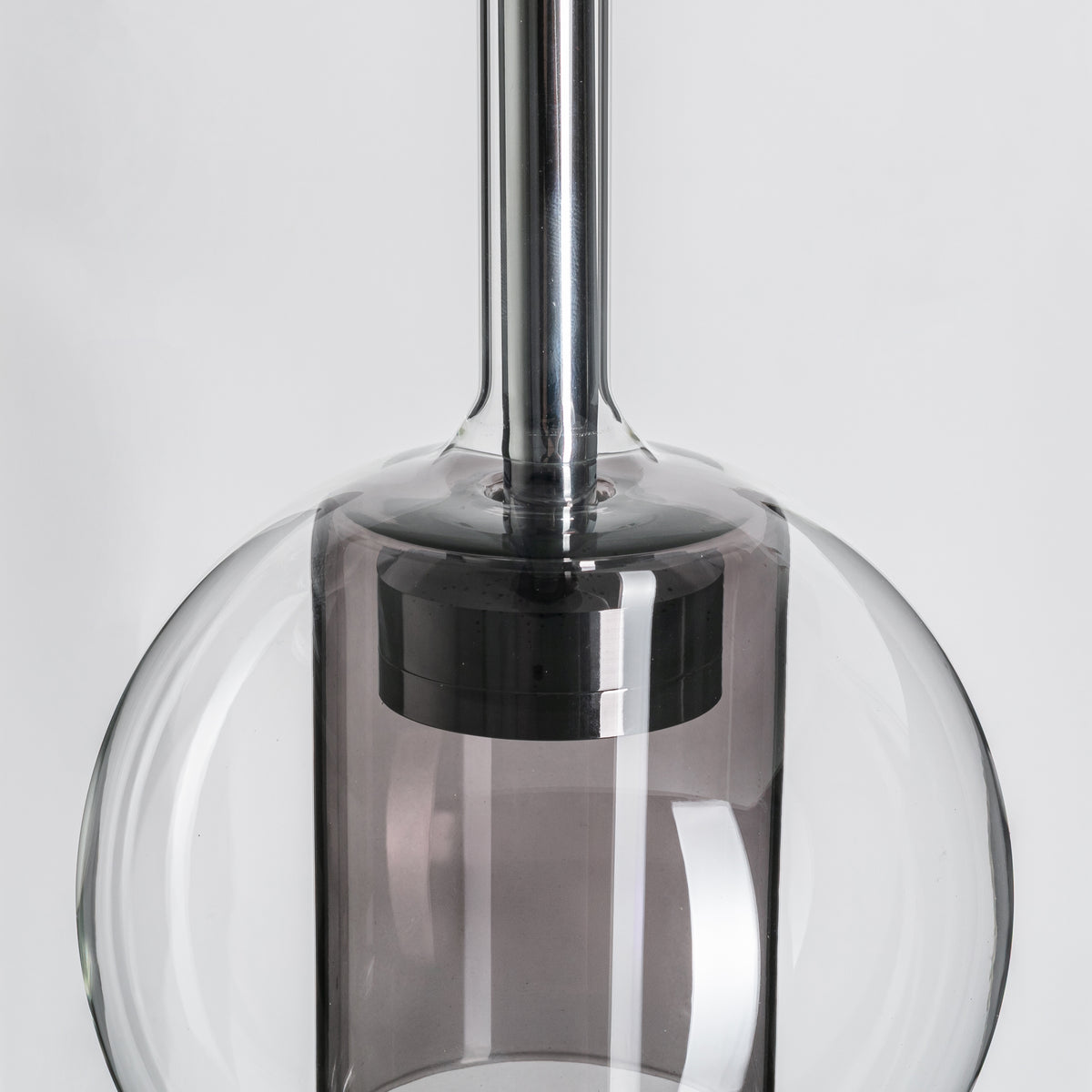 Détail de la jonction entre la tige métallique et le globe de verre fumé.
