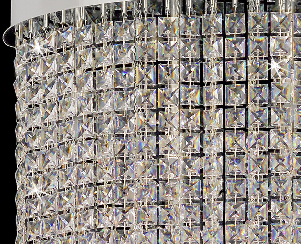 Gros plan sur les carrés de cristal taillés et leurs attaches métalliques fines