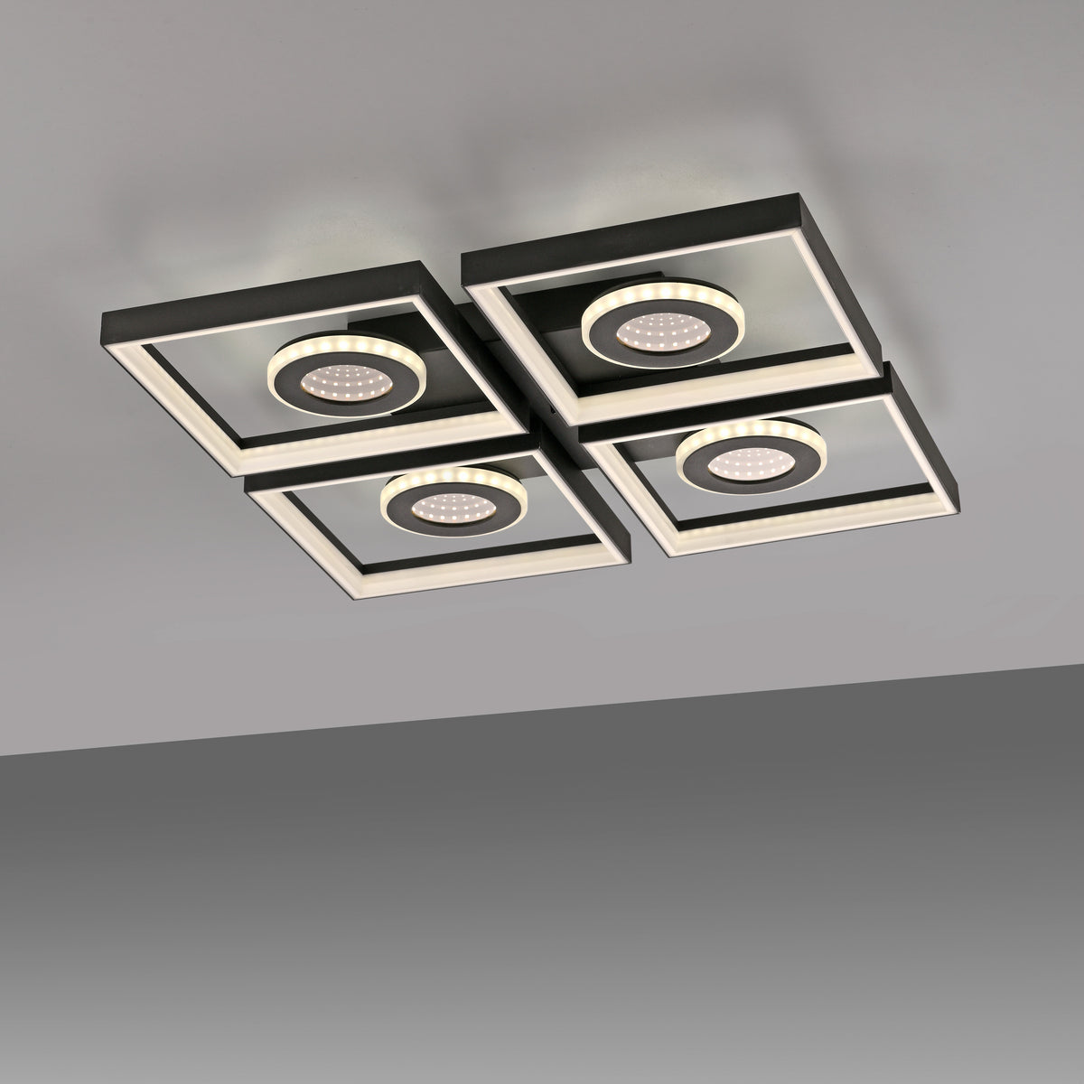 Vue plongeante sous plafond gris du luminaire installé diffusant une lumière douce