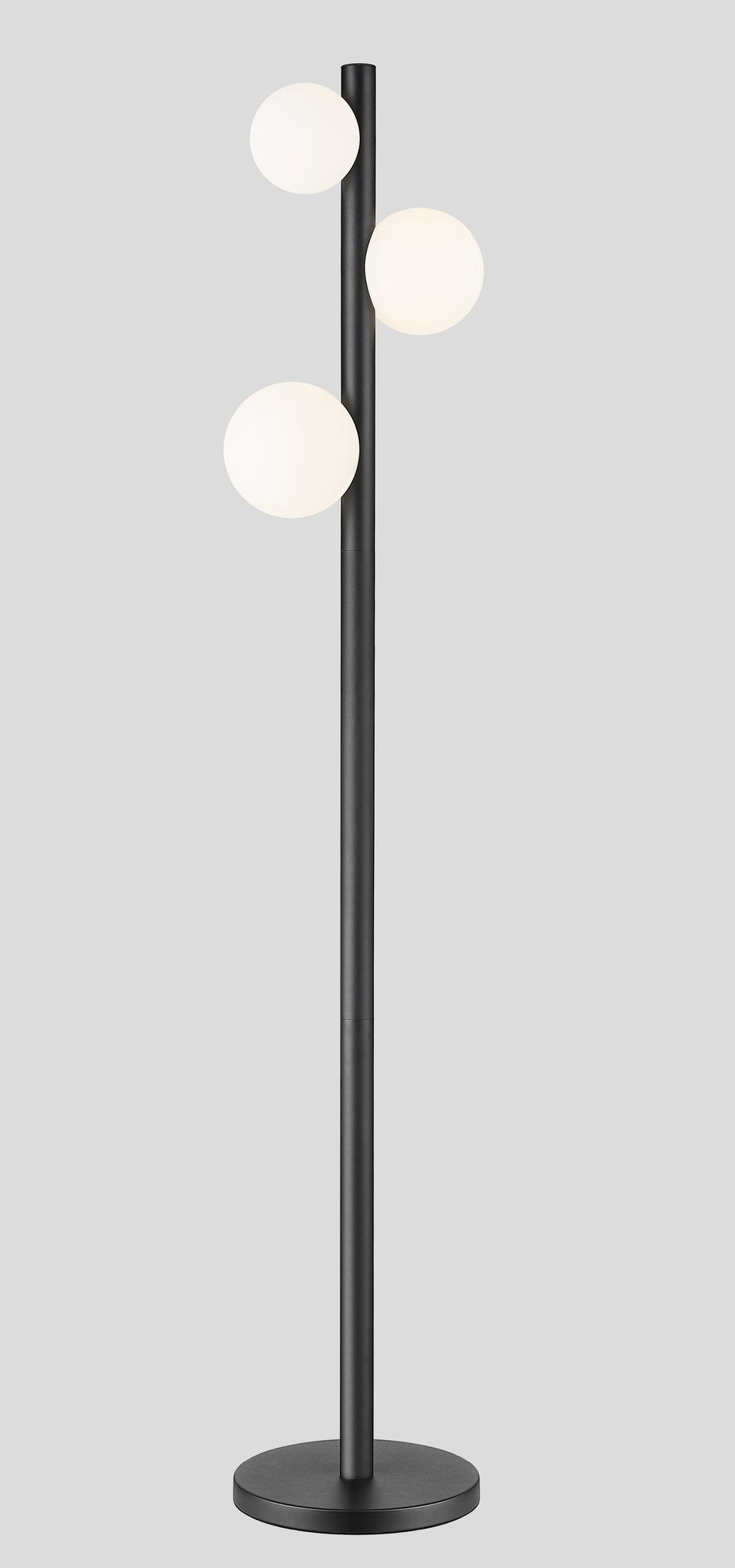 Lampadaire noir mat vu de face avec trois globes de verre blanc opalin