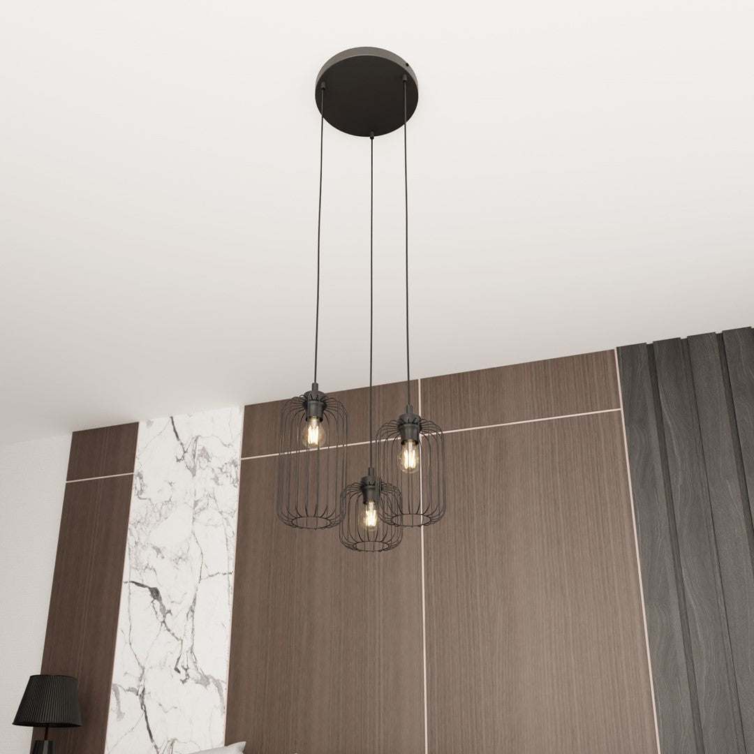 Luminaire suspendu installé au plafond devant un mur en bois et marbre.