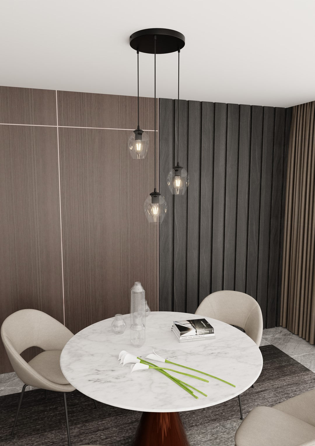 Mise en ambiance salle à manger avec suspension noire trois lumières allumées au-dessus d'une table marbre.