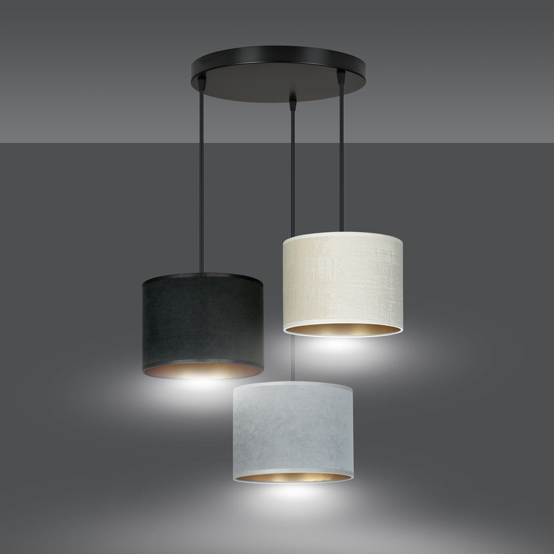 Suspension allumée diffusant une lumière chaude sous chaque abat-jour