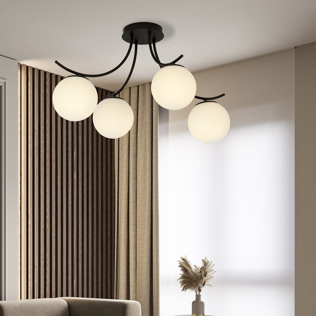 Luminaire installé au plafond dans un salon, mur à lattes bois et rideaux beiges