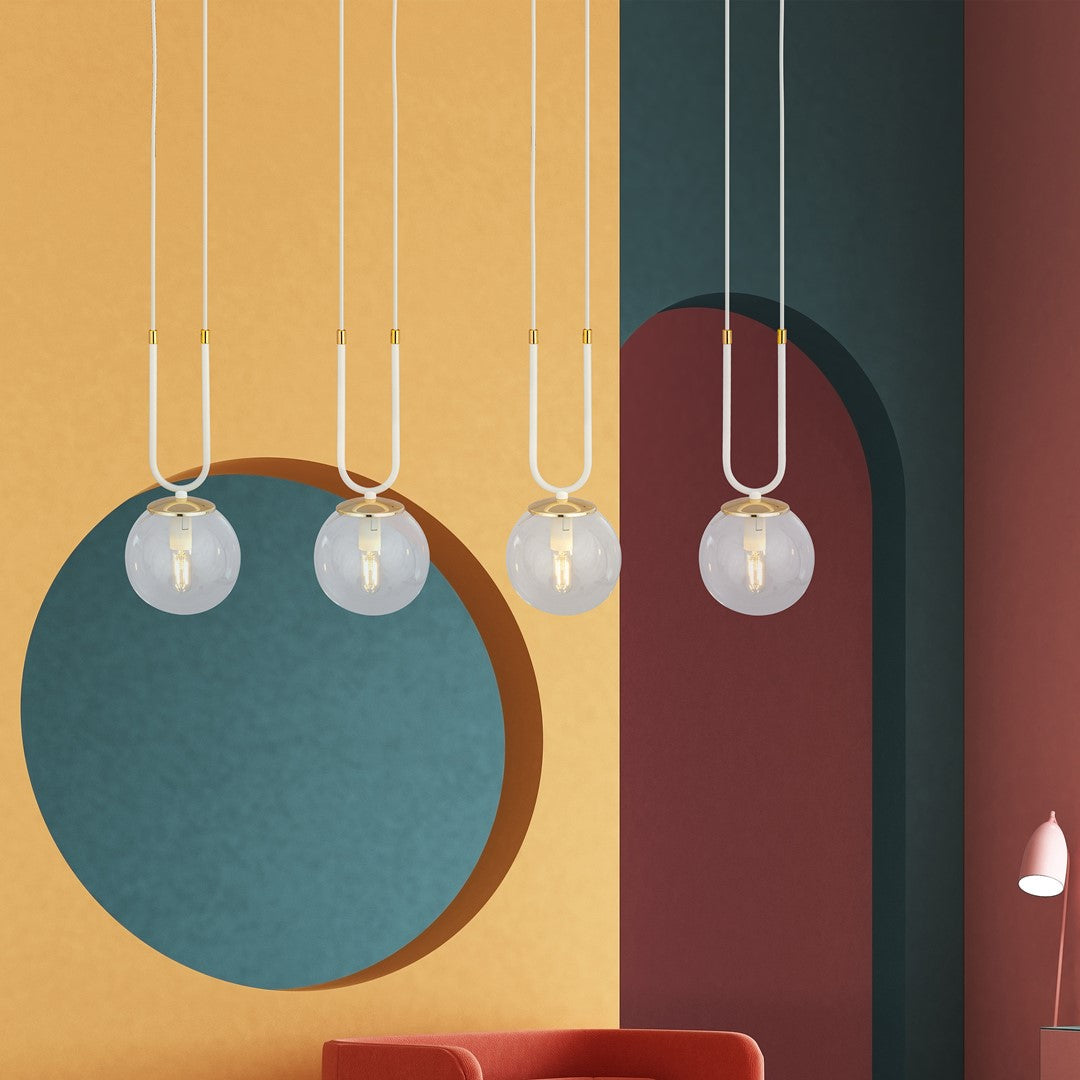 Mise en ambiance sur mur graphique coloré, quatre globes suspendus en hauteur
