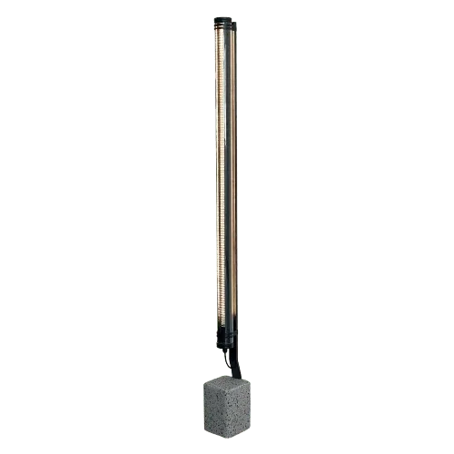 Vue de face du lampadaire cylindrique doré avec socle en béton gris.