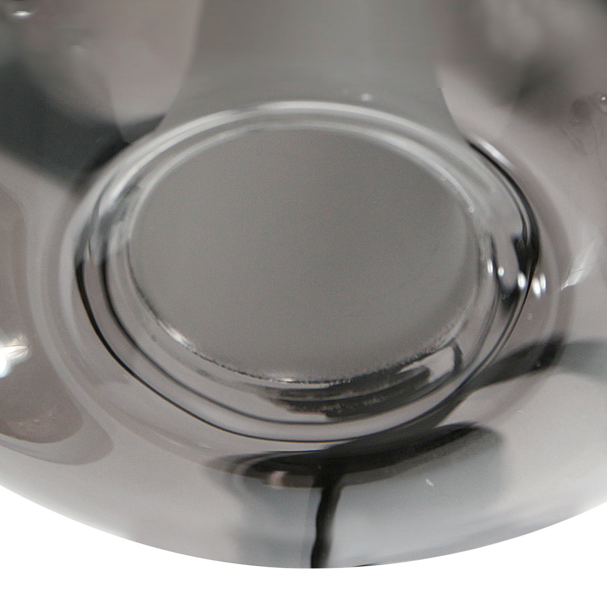 Détail du verre fumé soufflé de la suspension goutte