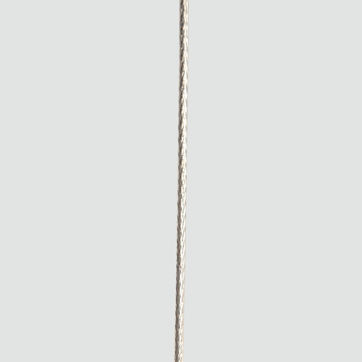 Détail du câble de suspension tressé en acier, gros plan vertical