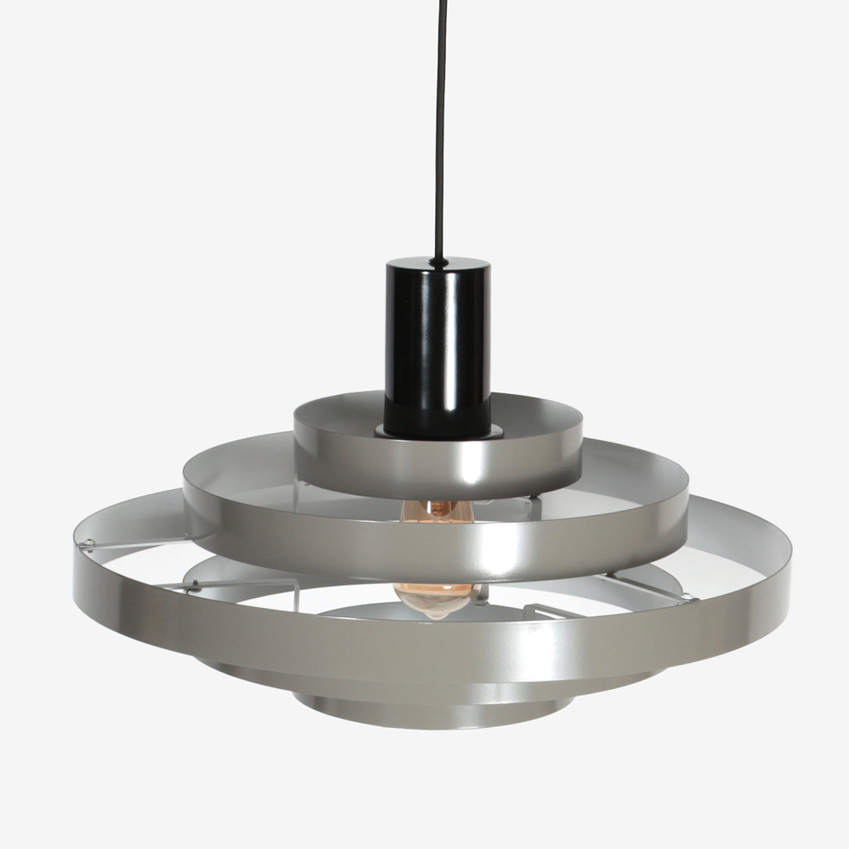 Suspension anneau gris Halo Cirque suspendue et allumée, jeu de lumière entre les anneaux