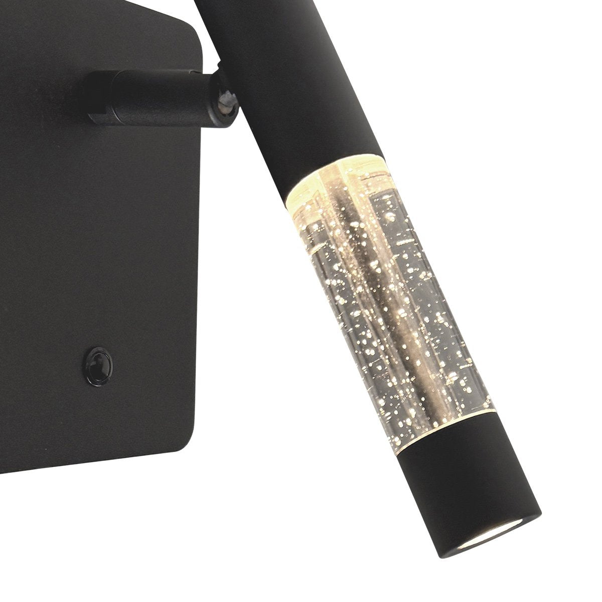 Gros plan sur la tige transparente scintillante et la douille noire