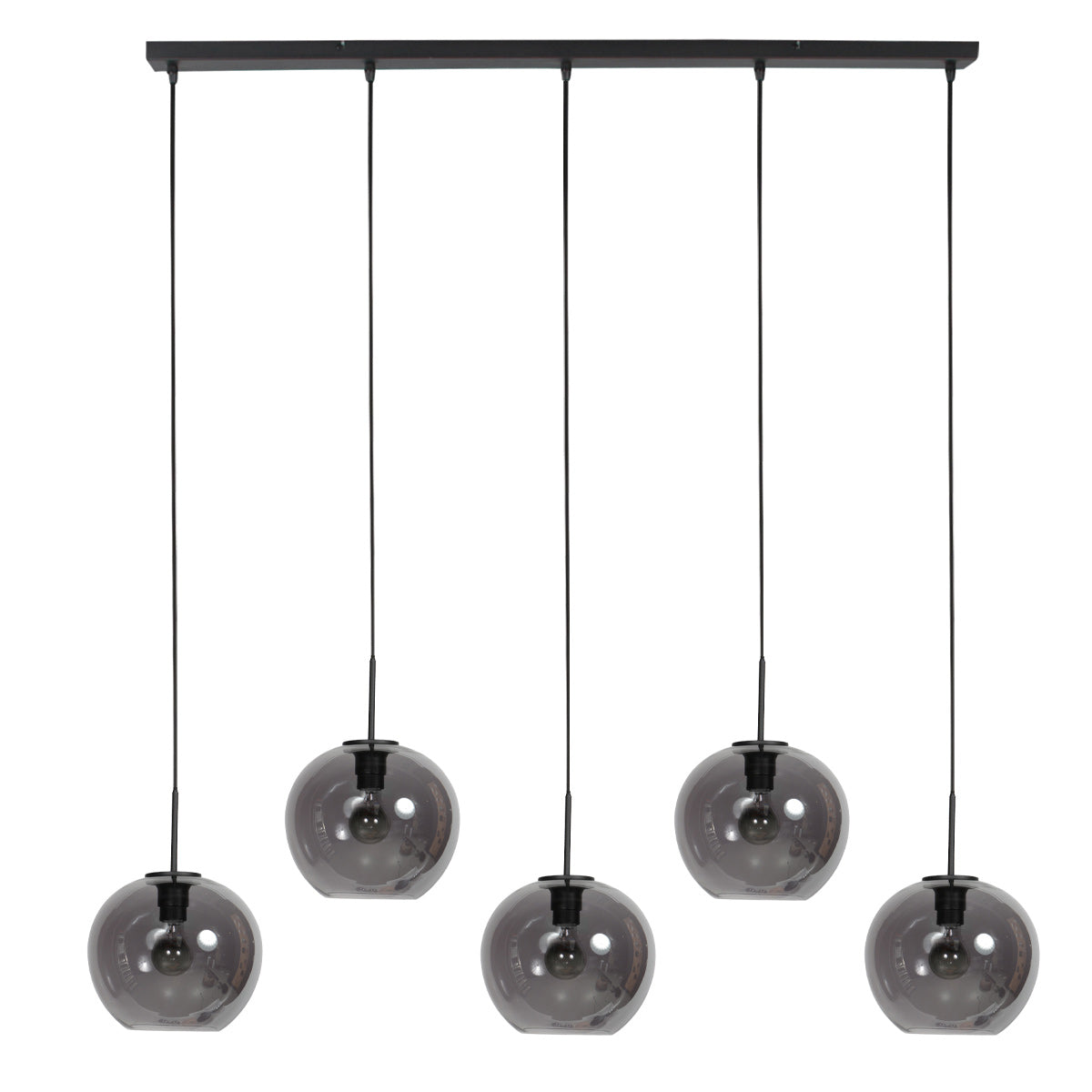 Cinq globes en verre fumé suspendus à hauteur égale, produits de face sur fond blanc