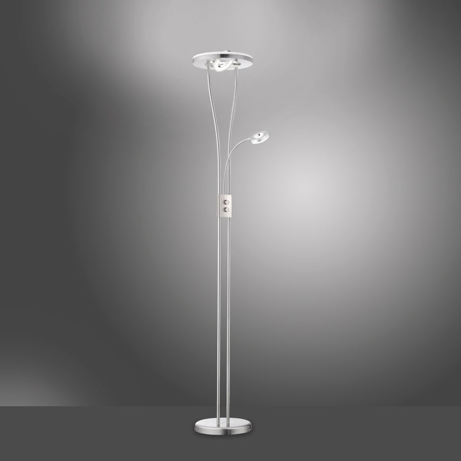 Lampadaire seul sur fond gris dégradé, éclairage mettant en valeur la finition acier.