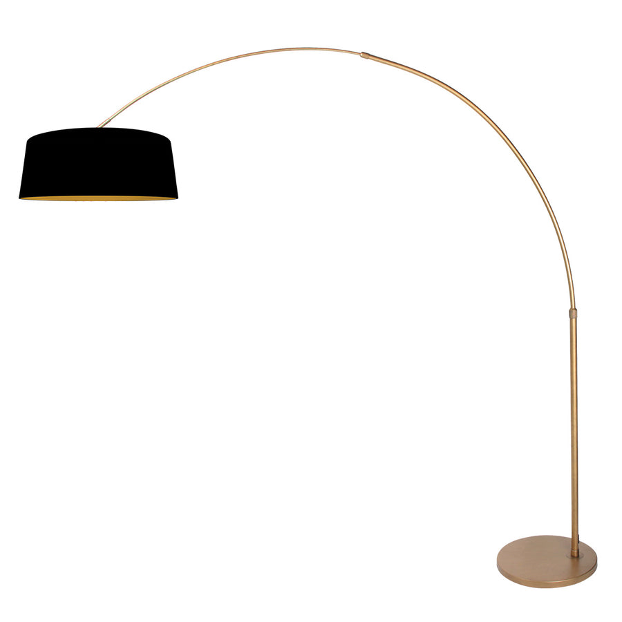 Lampadaire arqué orienté vers la gauche, abat-jour noir et base ronde dorée.