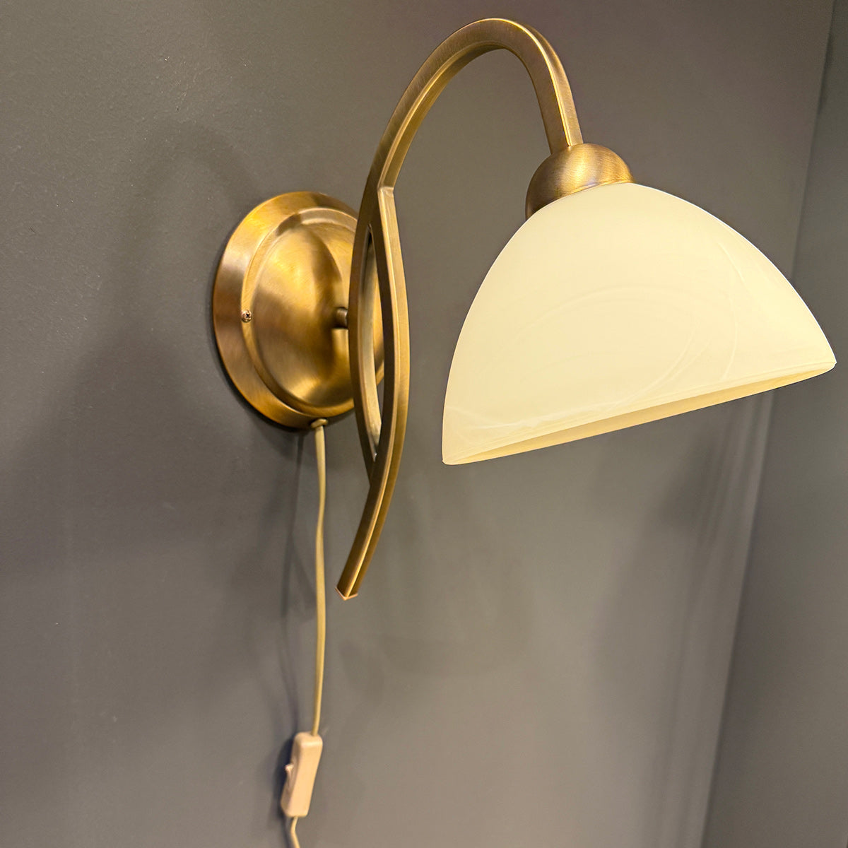 Applique murale bronze Anthéa, abat-jour verre marbré crème – vue 4 – Designix.fr
