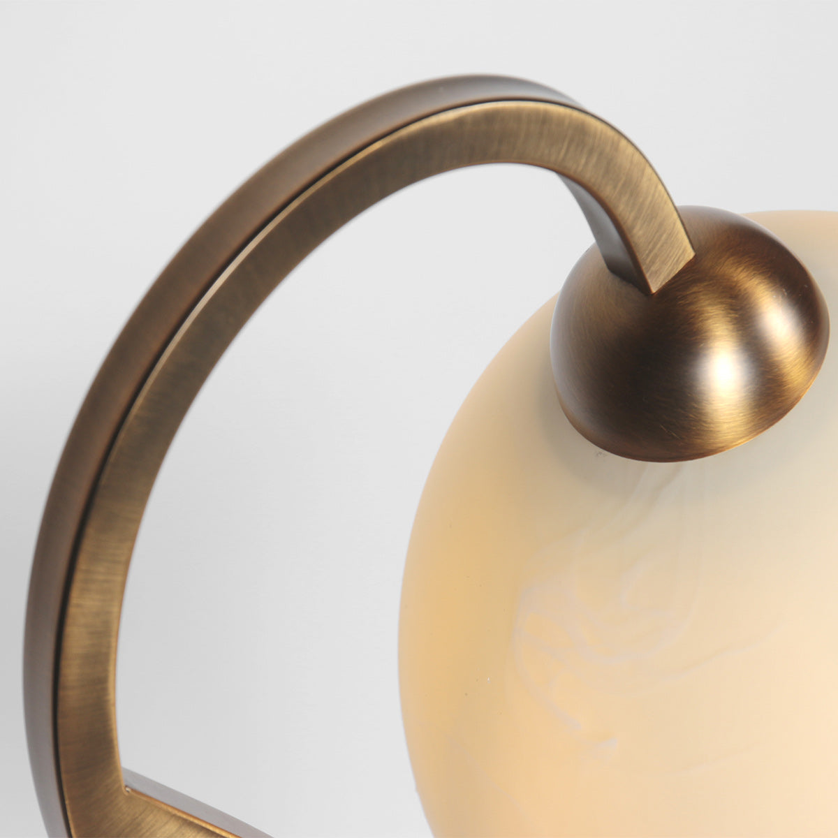 Lampe de chevet marbre Anthea, verre effet marbre crème & pied bronze – vue 5 – Designix.fr
