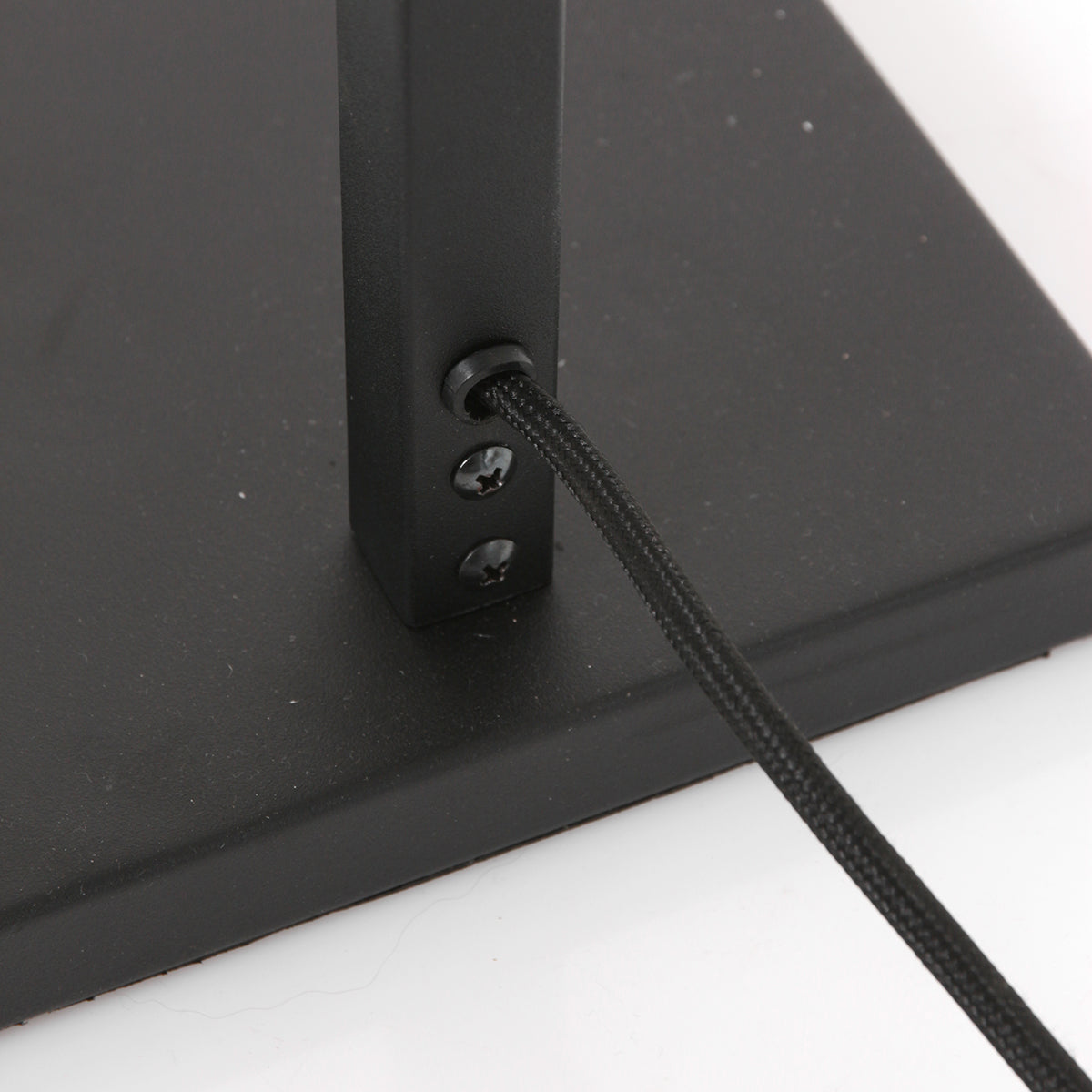 Base rectangulaire en métal noir du lampadaire sur pied Stang – Designix.fr