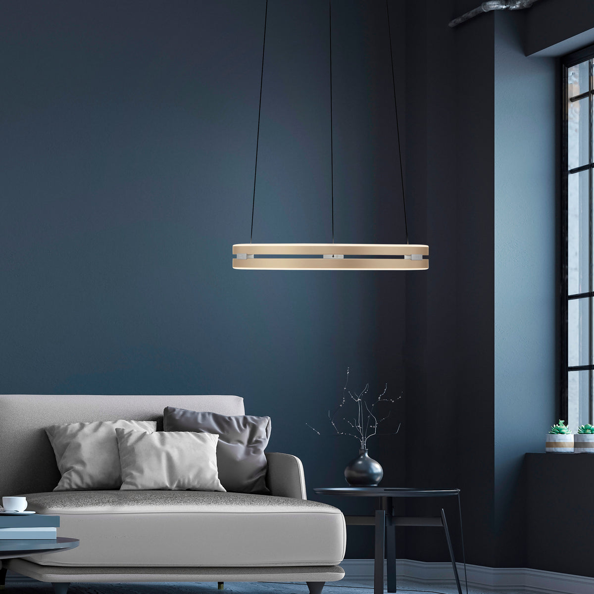 Mise en ambiance au-dessus d'un canapé dans un salon aux murs bleu foncé.