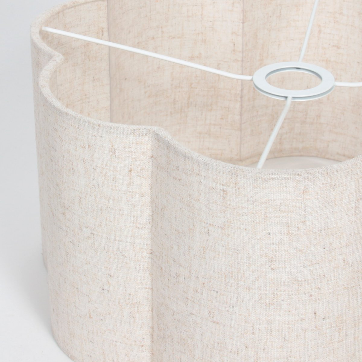 Intérieur de l'abat-jour crème avec armature métallique blanche et tissu texturé.