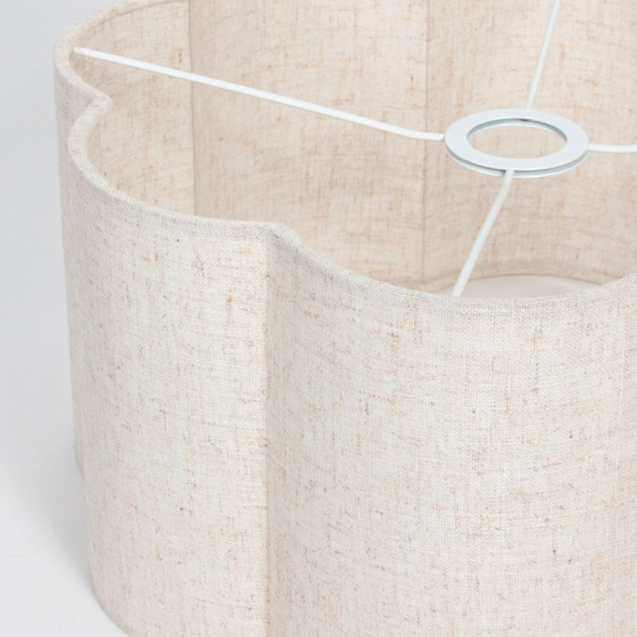 Intérieur de l'abat-jour crème avec armature métallique blanche et tissu texturé.