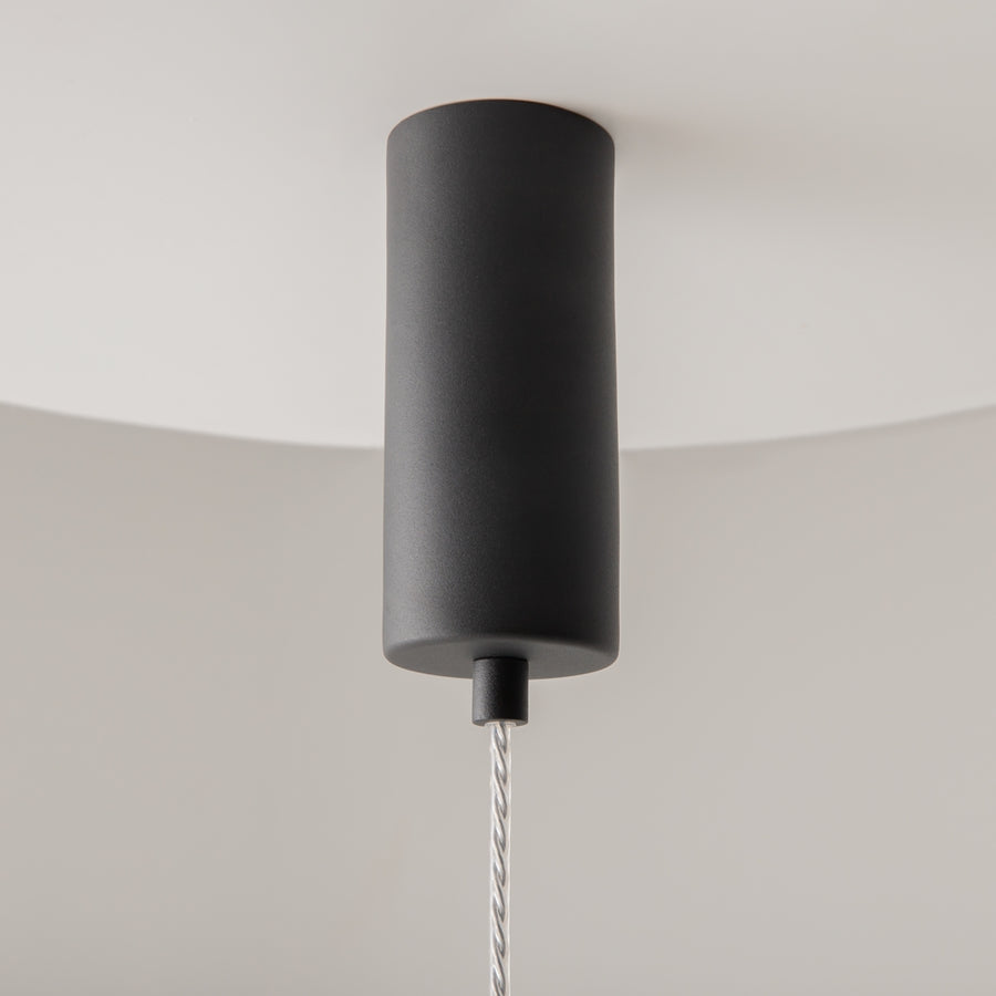 Détail de la rosace noire mate et du câble tressé argenté