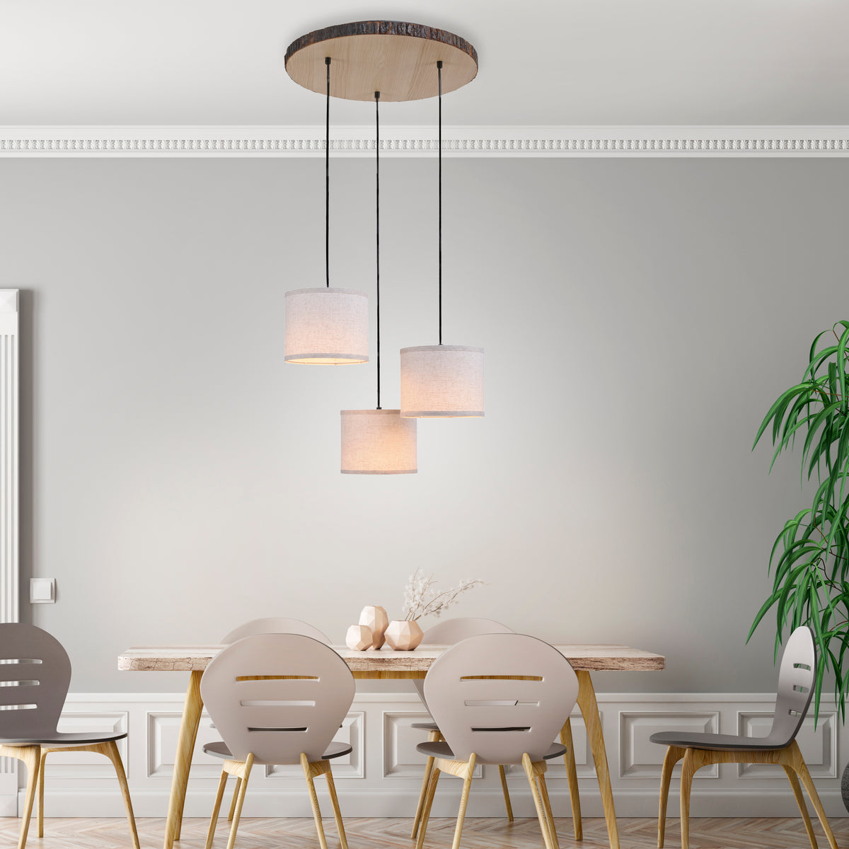 Mise en ambiance au-dessus d'une table à manger dans une pièce claire et moderne.