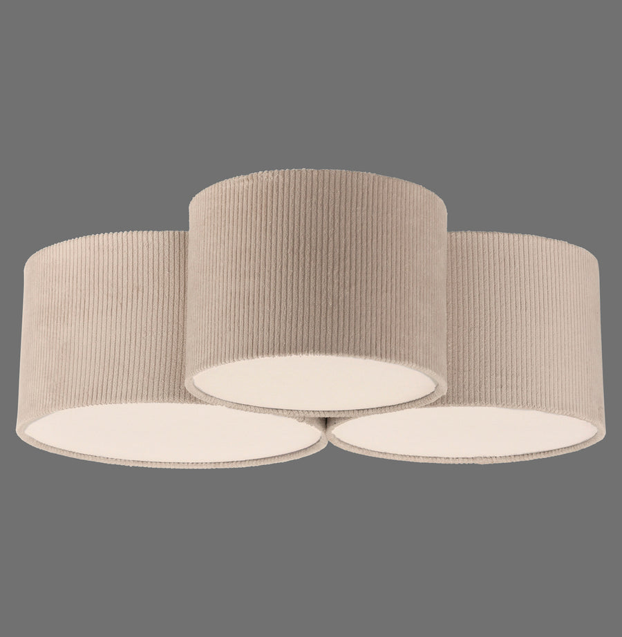 Vue de face du plafonnier beige composé de trois abat-jours cylindriques en cordelette.