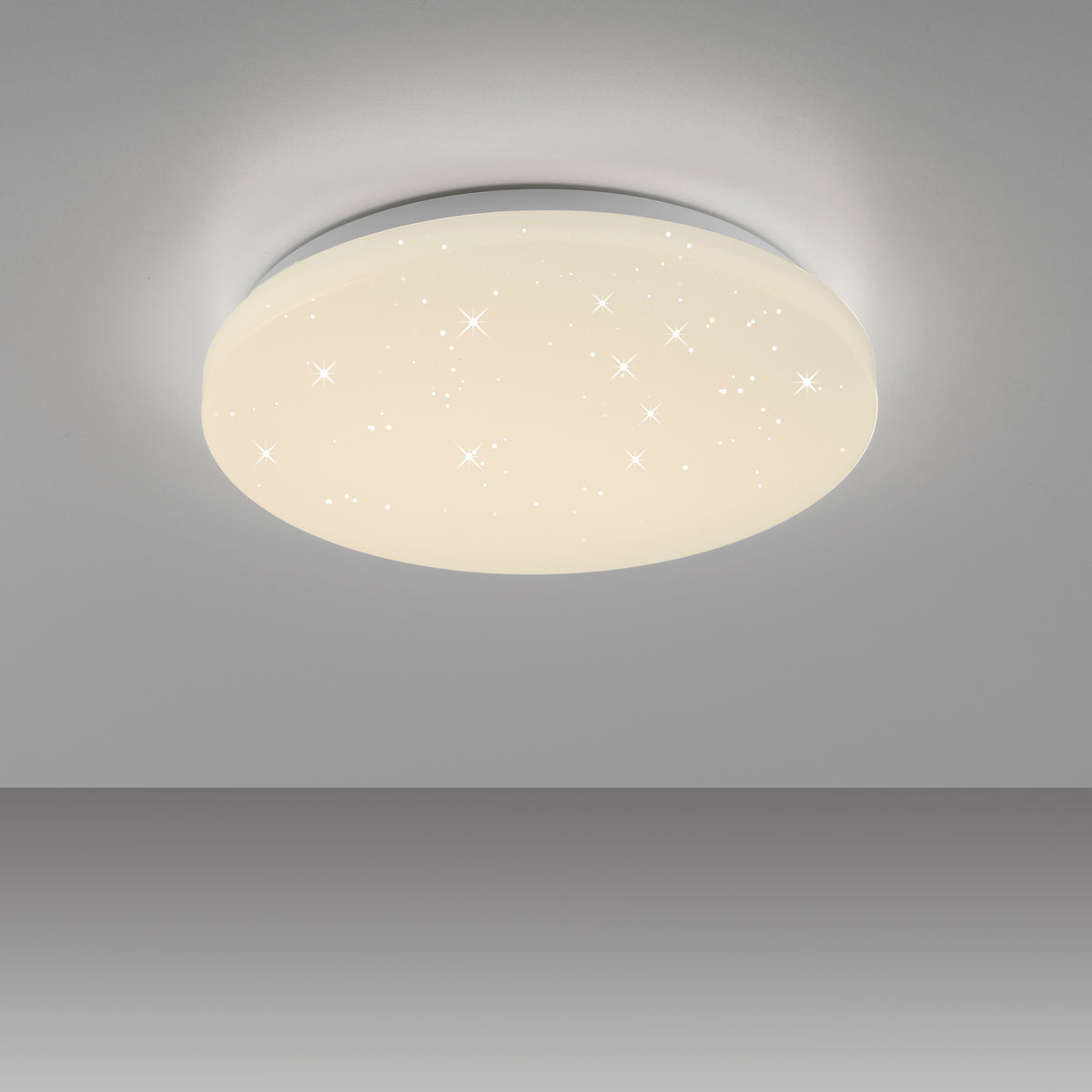 Plafonnier fixé au plafond, halo de lumière chaude diffusé autour