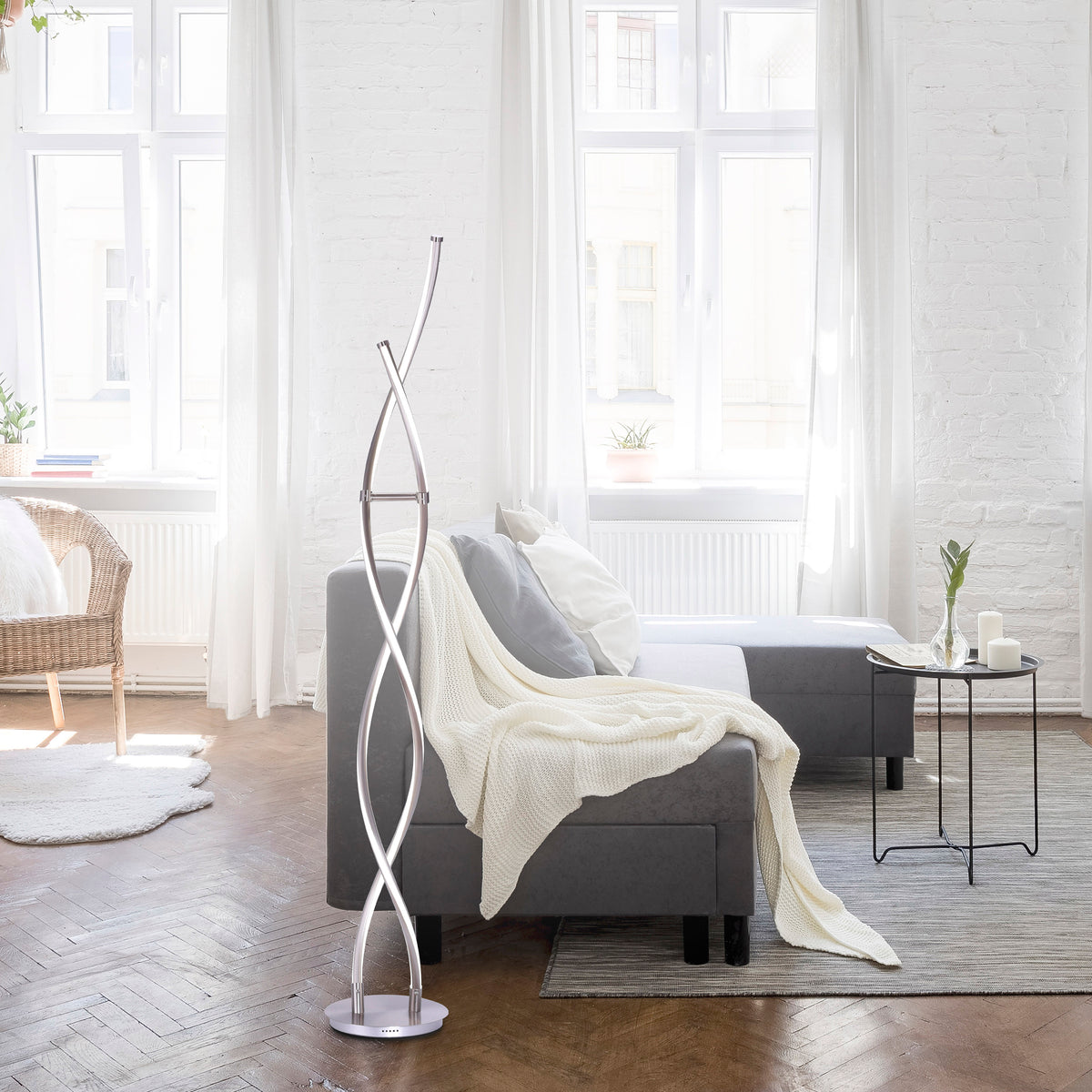 Mise en ambiance dans un salon clair, près d'un canapé gris