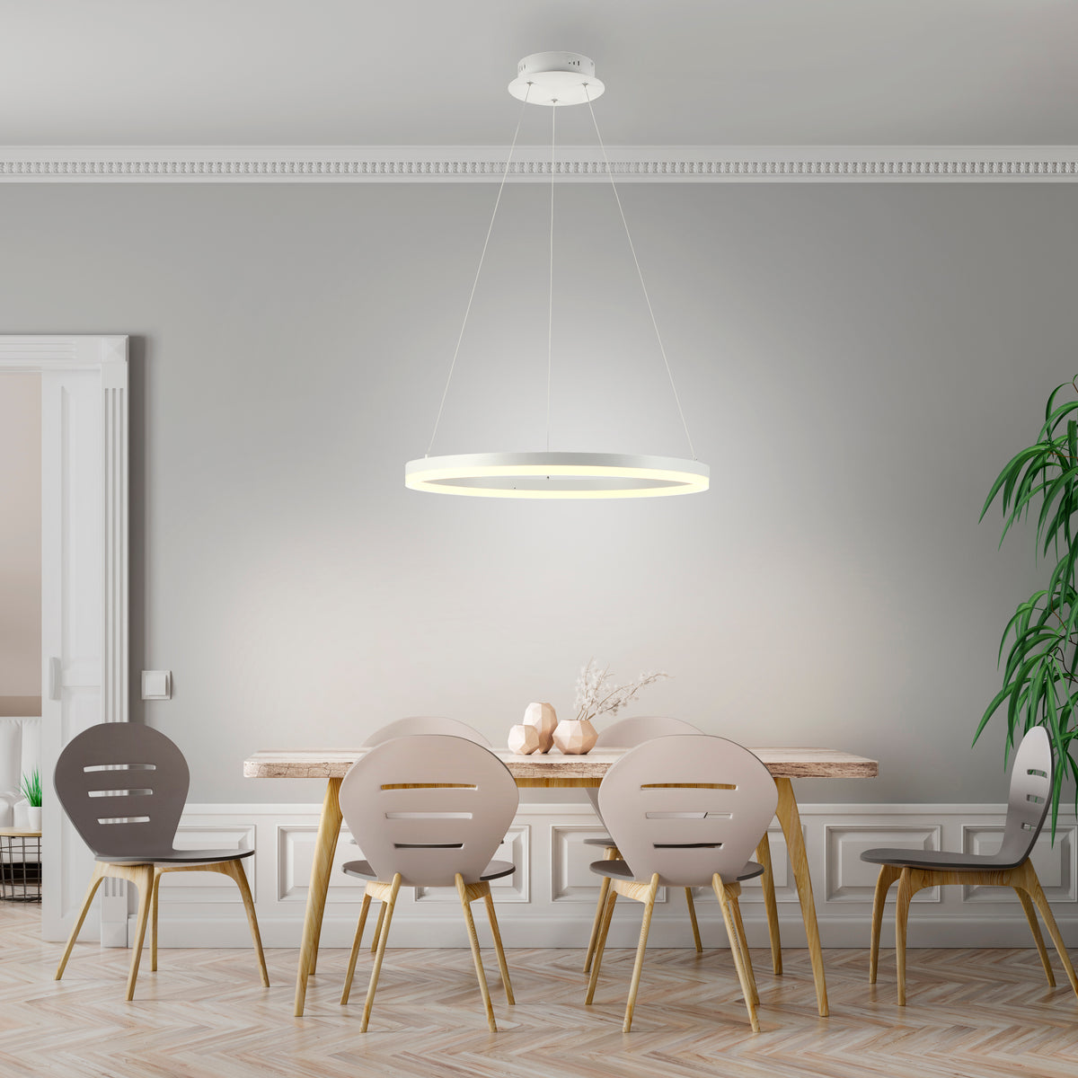 Mise en ambiance au-dessus d'une table à manger dans un intérieur clair
