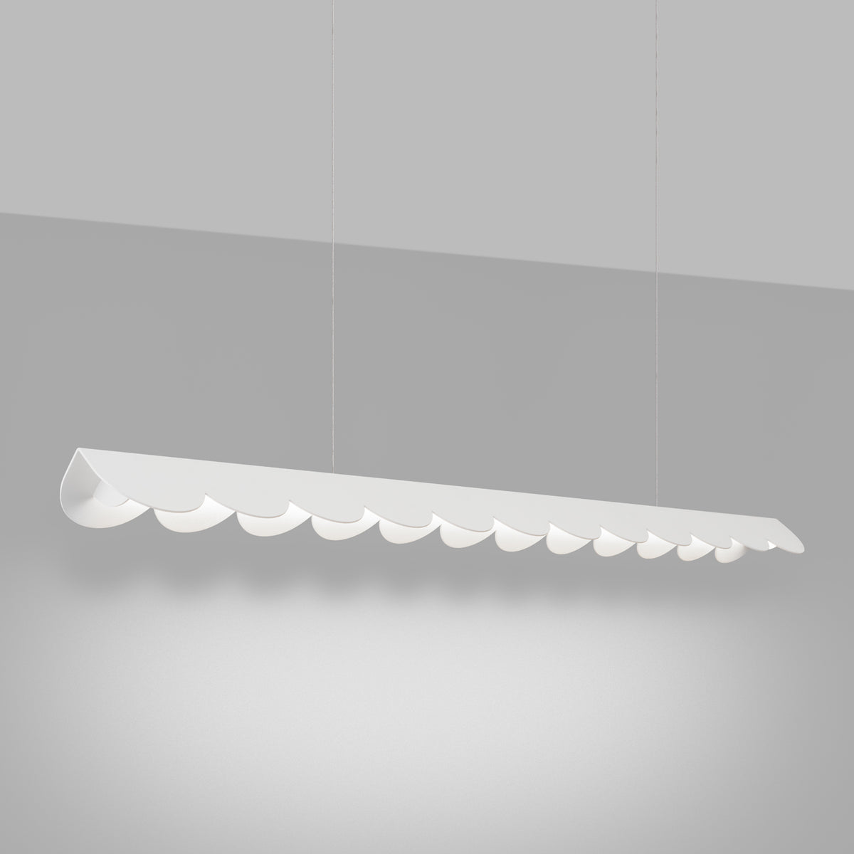 Vue rapprochée du profil de la lampe linéaire blanche à bords festonnés.