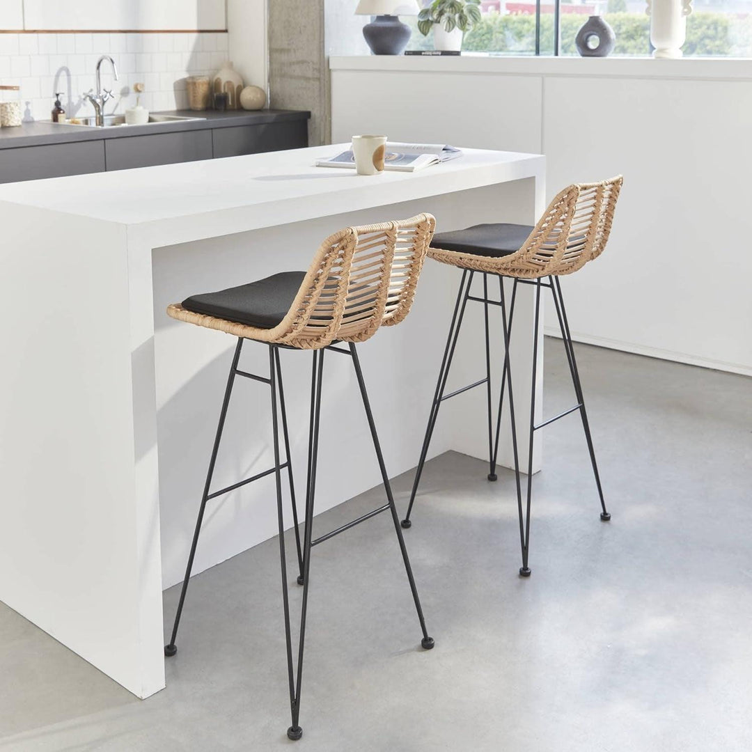 Alice'S Home - Deux Tabourets De Bar En Rotin Naturel Et Métal. Coussins Noirs - Cahya | Designix - Amazon    - https://designix.fr/