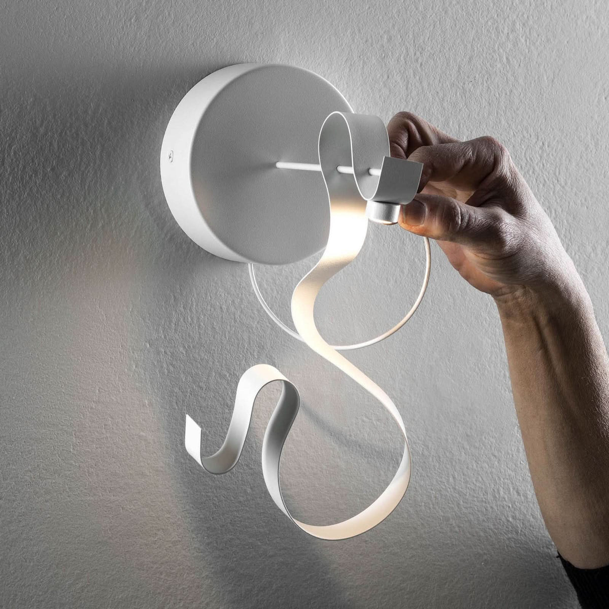 Applique murale LED Curve en acier, blanc, hauteur 29 cm