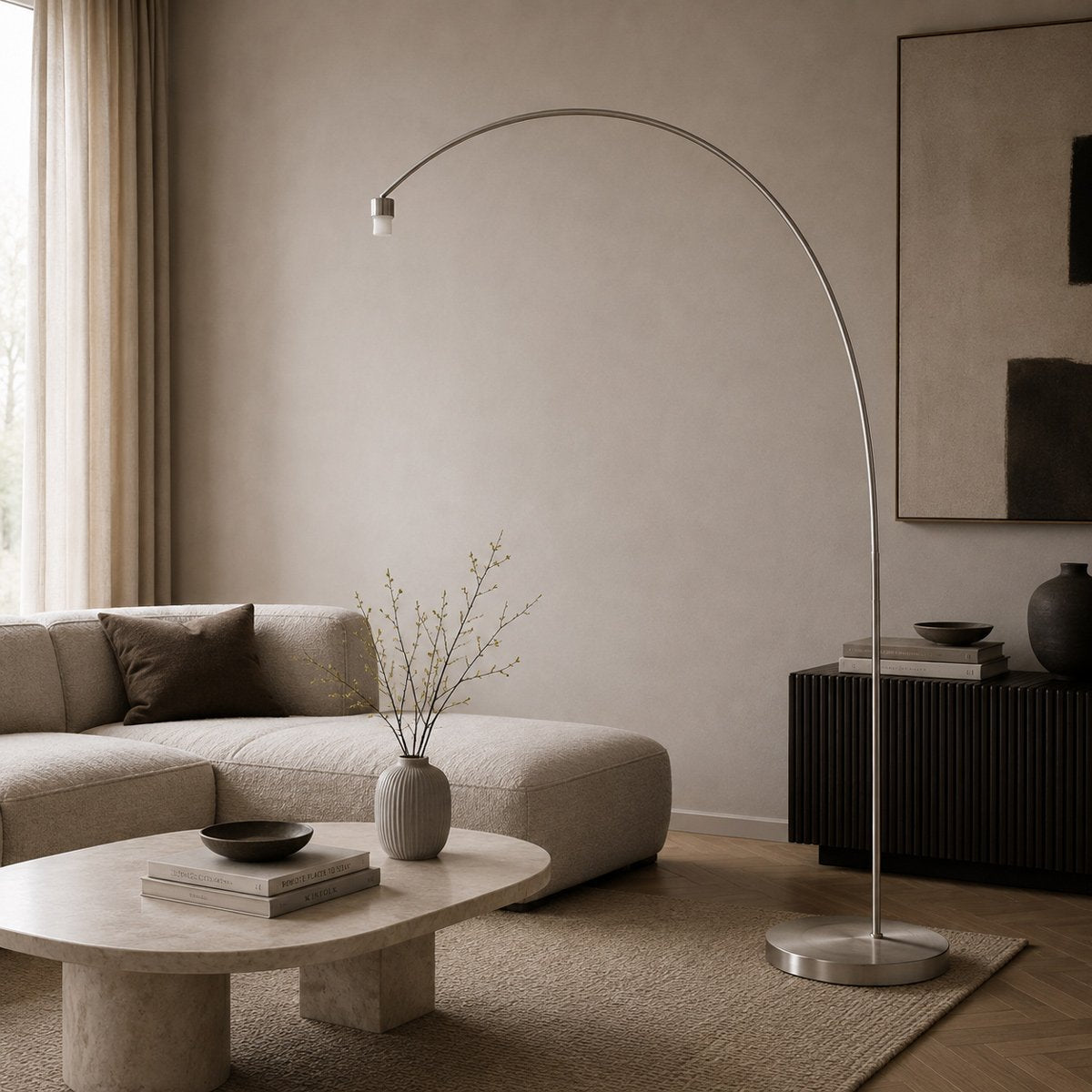 Mise en ambiance dans un salon beige, lampadaire en arc au-dessus du canapé
