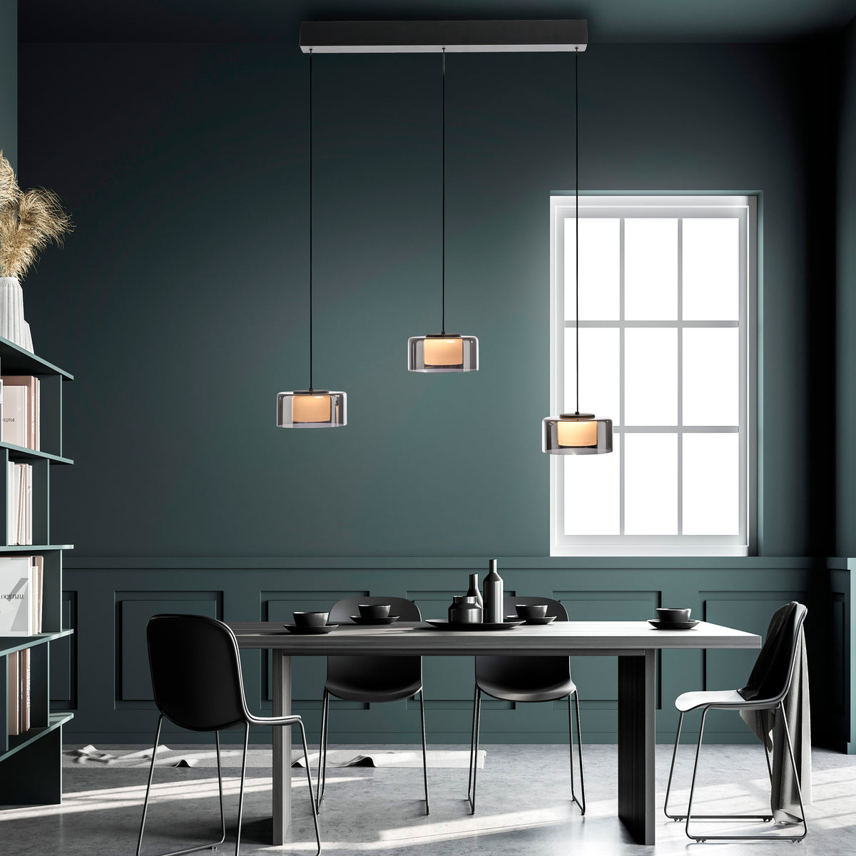 Mise en ambiance au-dessus d'une table de salle à manger, mur bleu nuit