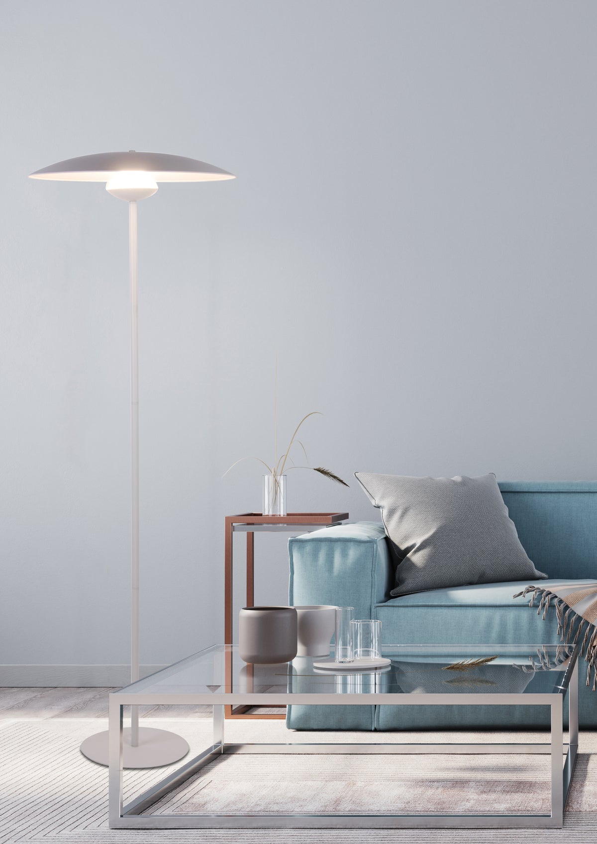 Lampadaire allumé dans un salon moderne avec canapé bleu et table basse