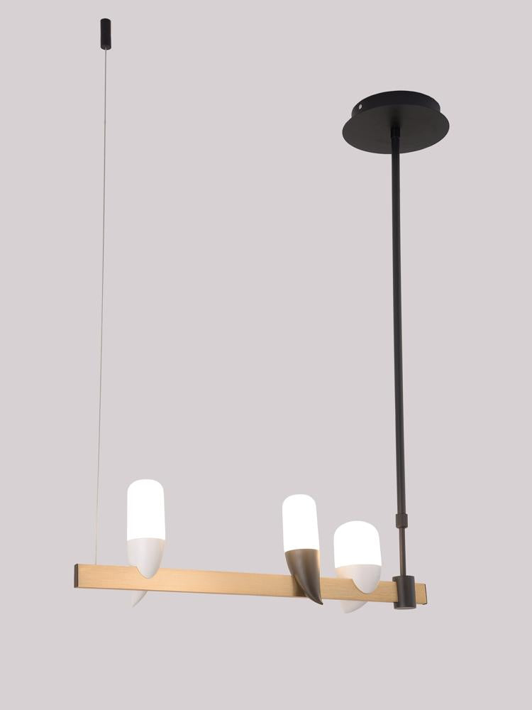 Luminaire suspendu de profil avec barre en bois clair et trois diffuseurs cylindriques blancs