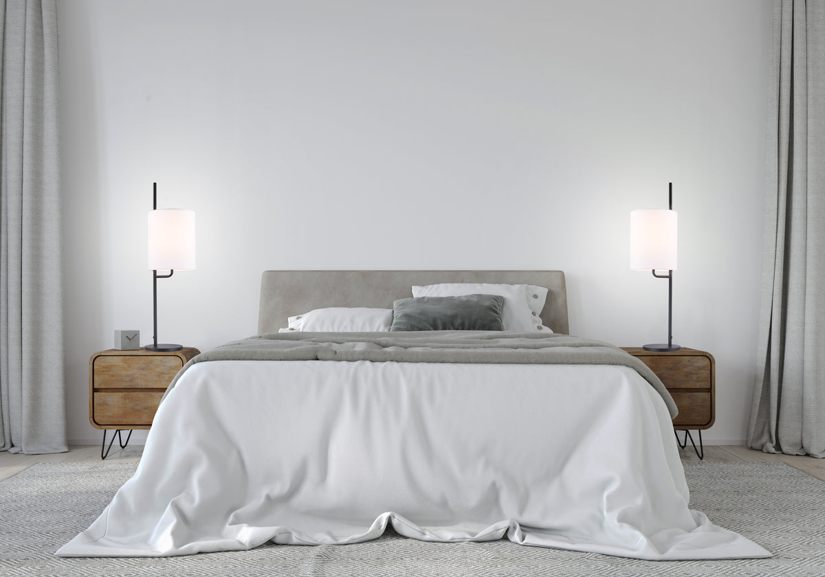 Mise en ambiance chambre claire, deux lampes posées sur chevets en bois