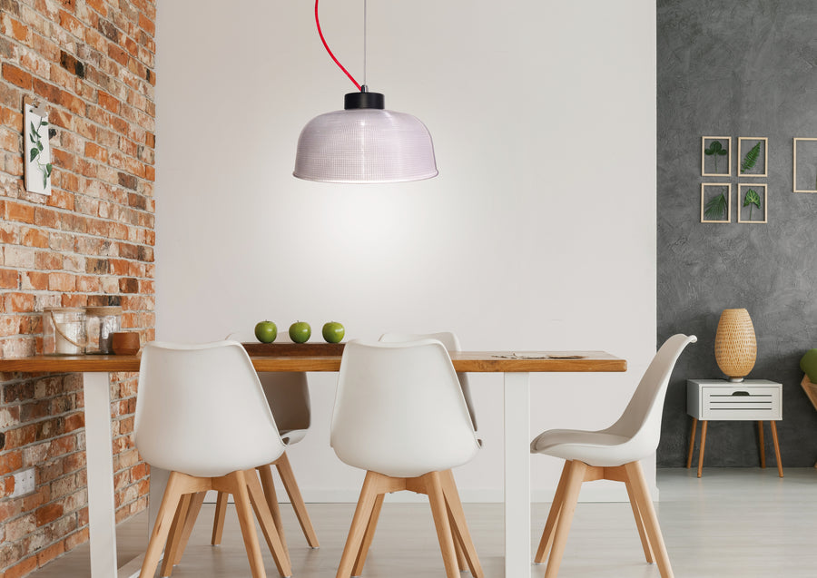 Suspension allumée au-dessus d'une table à manger dans un intérieur moderne.