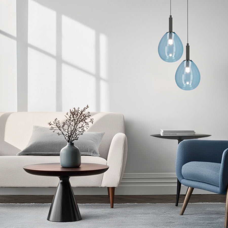Suspensions bleues suspendues dans un intérieur clair avec fauteuil et table d'appoint.