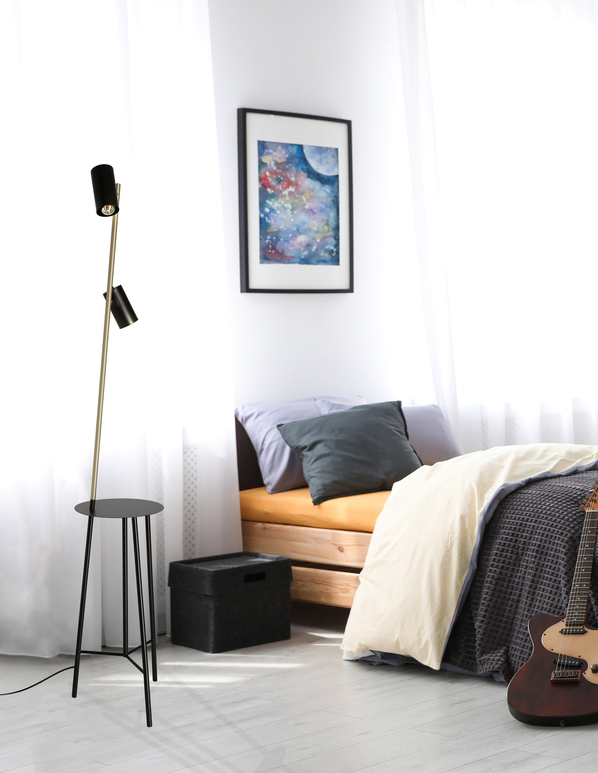Mise en ambiance du lampadaire près d'un lit avec guitare et rideaux blancs