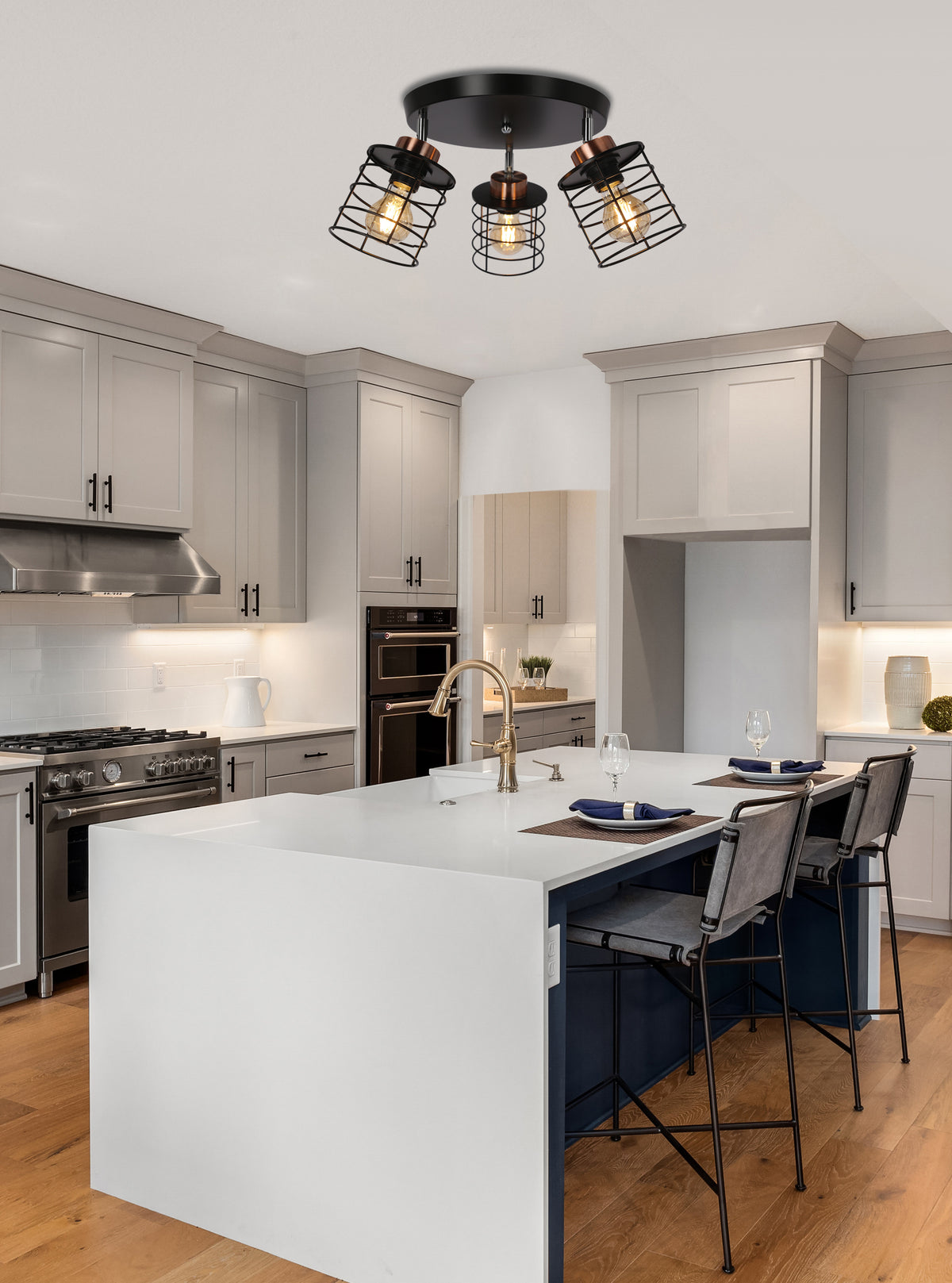 Mise en ambiance au-dessus d'un îlot de cuisine moderne aux meubles gris