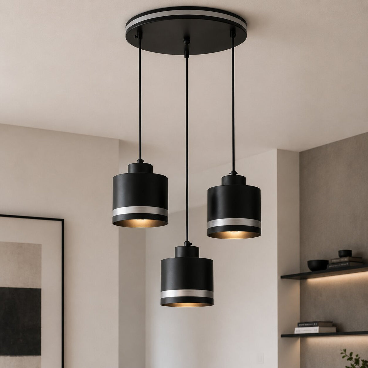 Mise en ambiance du luminaire suspendu au plafond dans un intérieur clair, abat-jours allumés